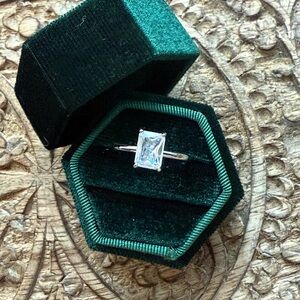Elegant 925 ring with white topaz stone size 8